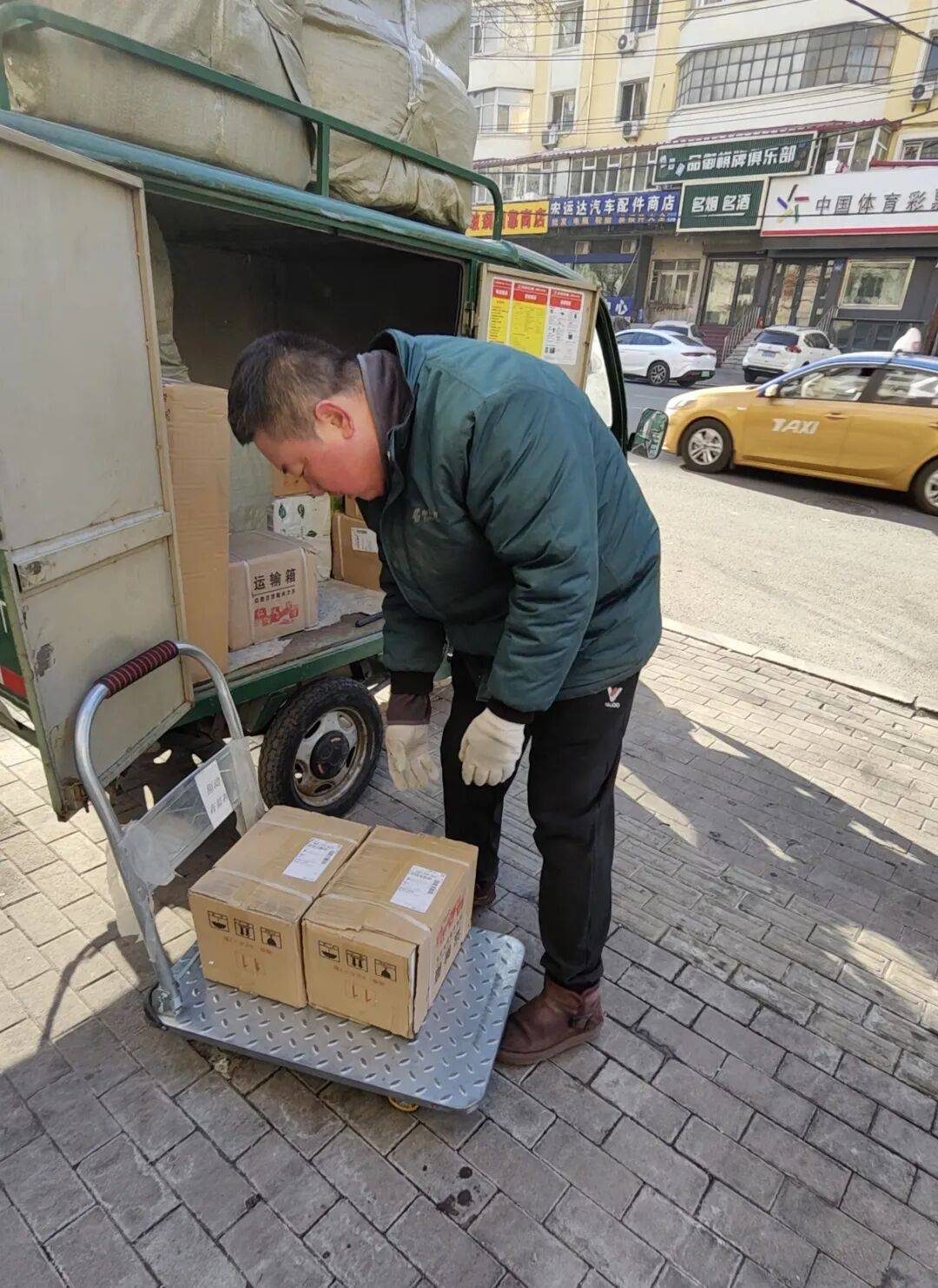 【2026新春走基層】凌晨5點起床，深夜10點回家｜快遞小哥王飛：我送的不只是快遞，更是新春裡的安心