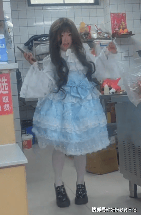 原創“怎麼能做這種動作”，小學女生俗氣行為讓家長受不了，沒有童真