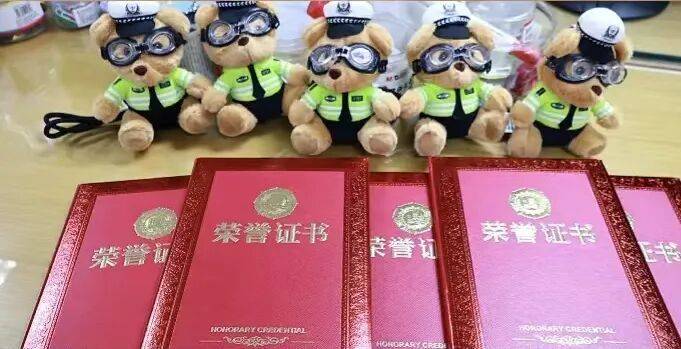 民警走進小學校園，找到了這5名同學